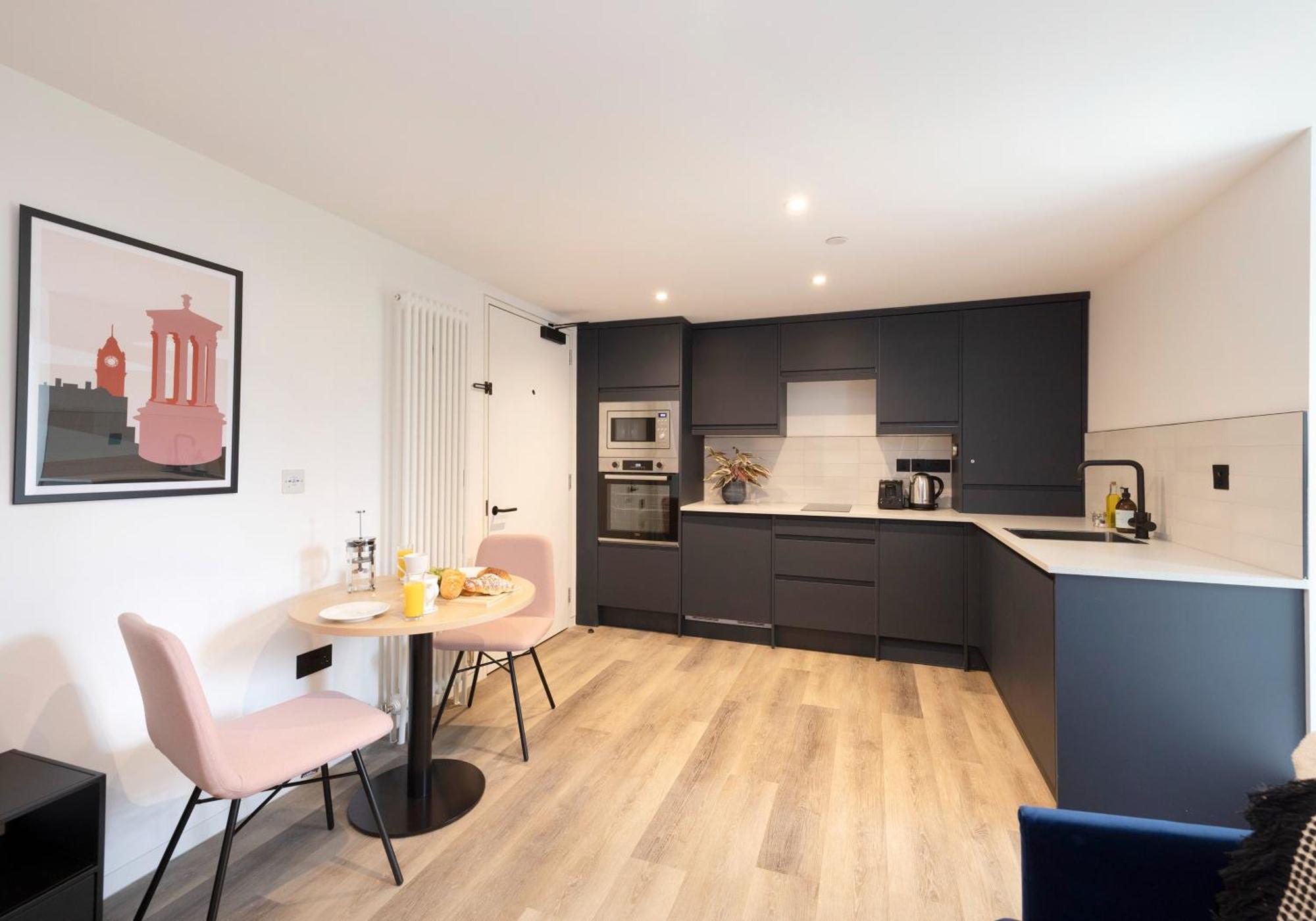 Charming Near Holyrood Park & Calton Hill Appartamento Edimburgo