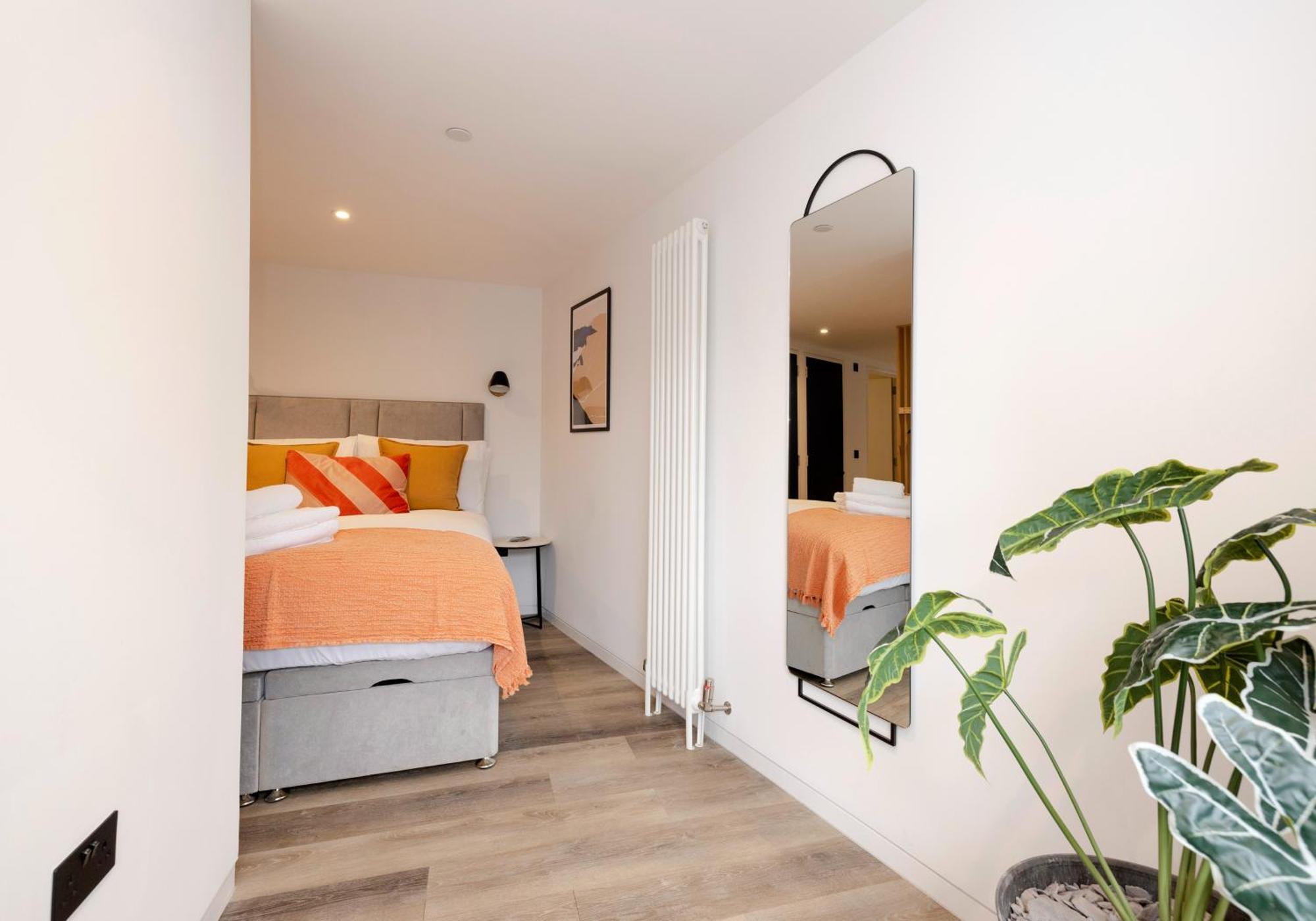Charming Near Holyrood Park & Calton Hill Appartamento Edimburgo